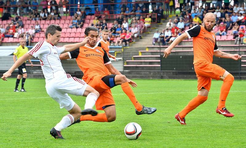 Třinečtí fotbalisté (v bílém) na domácím hřišti v zápase s Vítkovicemi.