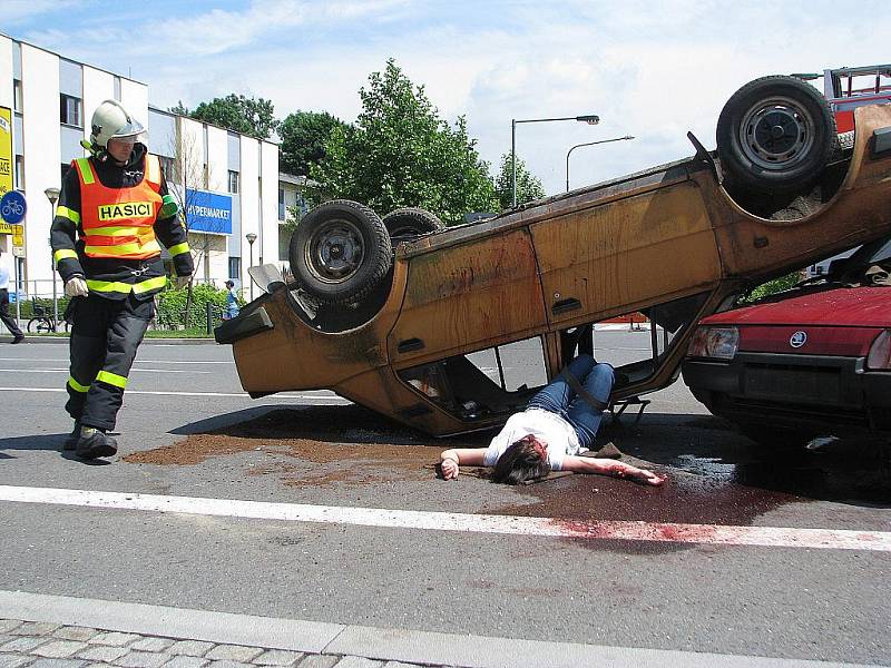 Den s IZS bavil v sobotu obyvatele Třince. Vrcholem dvouhodinové akce na náměstí Svobody byl zásah u simulované nehody.