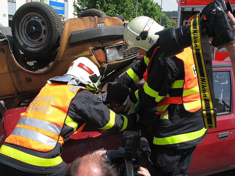 Den s IZS bavil v sobotu obyvatele Třince. Vrcholem dvouhodinové akce na náměstí Svobody byl zásah u simulované nehody.