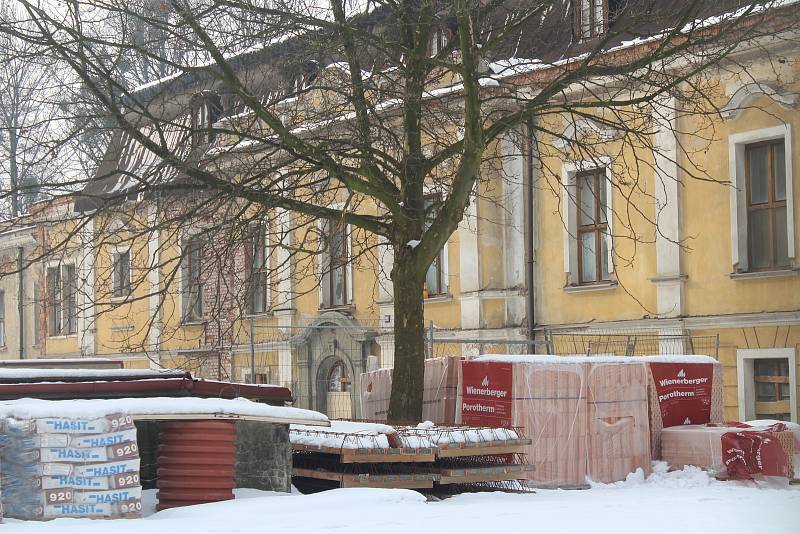 Zpustlá část zámeckého areálu v Paskově se promění v seniorské bydlení.