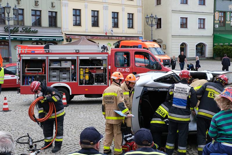 V sobotu 11. května se Zámecké náměstí ve Frýdku hemžilo hasiči.