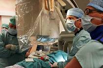 Unikátní operace srdeční chlopně cestou podklíčkové tepny v nemocnici Podlesí.