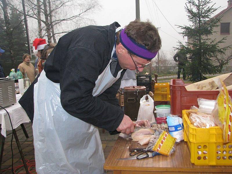 Na Hrčavě v sobotu už potřetí připravili pravou mikulášskou zabíjačku. Akce před budovou obecního úřadu přilákala řadu lidí, zábava se pozdeji přesunula do kulturního domu. Kromě bohatého občerstvení byla připravena i zajímavá tombola.