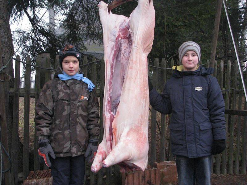 Na Hrčavě v sobotu už potřetí připravili pravou mikulášskou zabíjačku. Na snímku devítiletý Dominik Macek (vpravo) s kamarádem Jakubem Dolákem. 