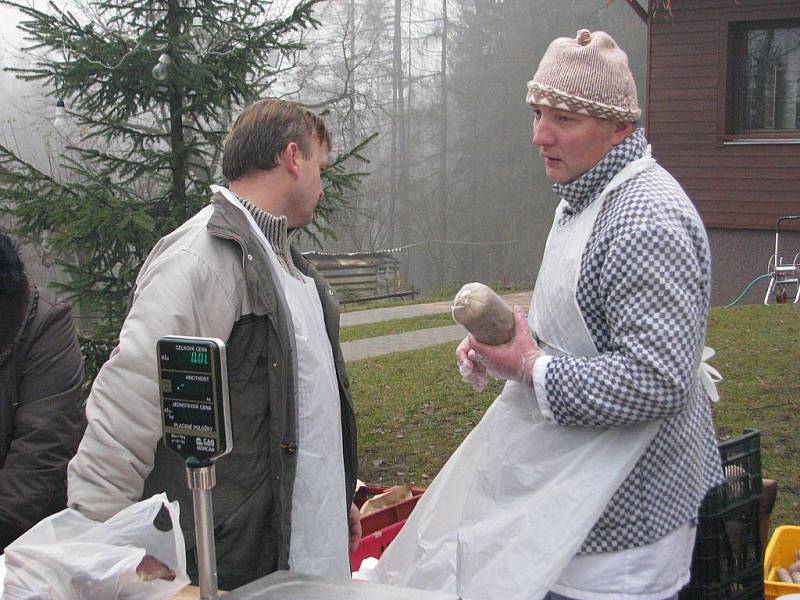 Na Hrčavě v sobotu už potřetí připravili pravou mikulášskou zabíjačku. Akce před budovou obecního úřadu přilákala řadu lidí, zábava se pozdeji přesunula do kulturního domu. Kromě bohatého občerstvení byla připravena i zajímavá tombola.