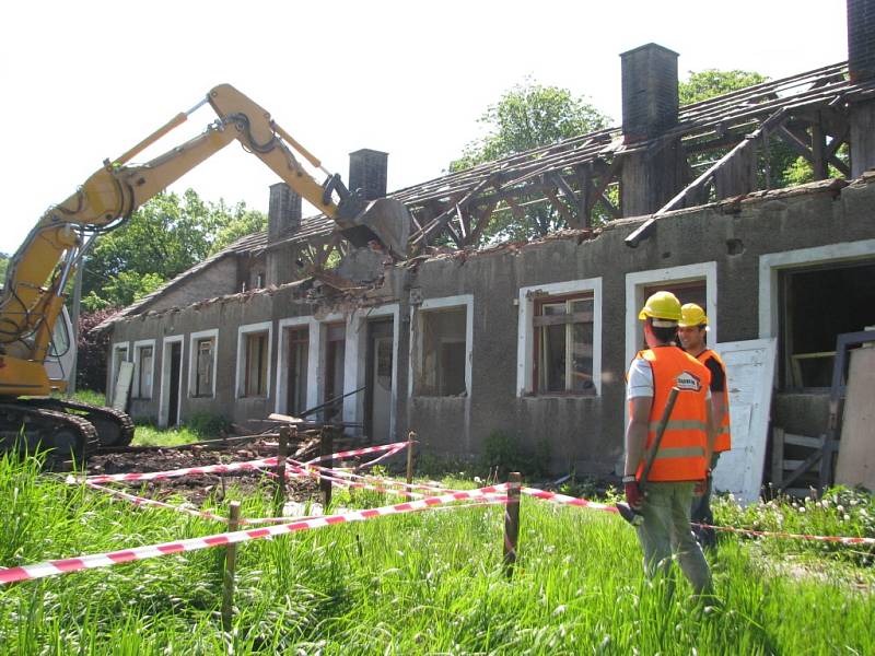 V třinecké lokalitě Folvark začala demolice jedenácti prázdných domů, které patří společnosti CPI Byty. 