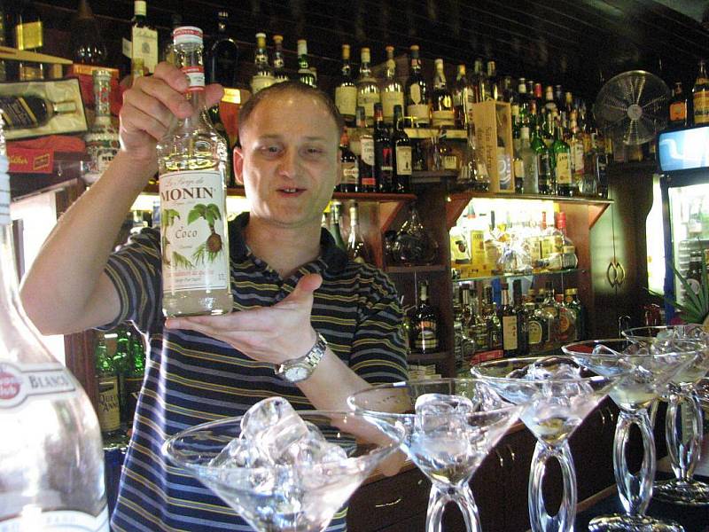 Barman Pavel Štrba z Frýdku-Místku vyhrál na soutěži v Praze. Přípravu vítězného nápoje nám předvedl i ve Frýdku-Místku.