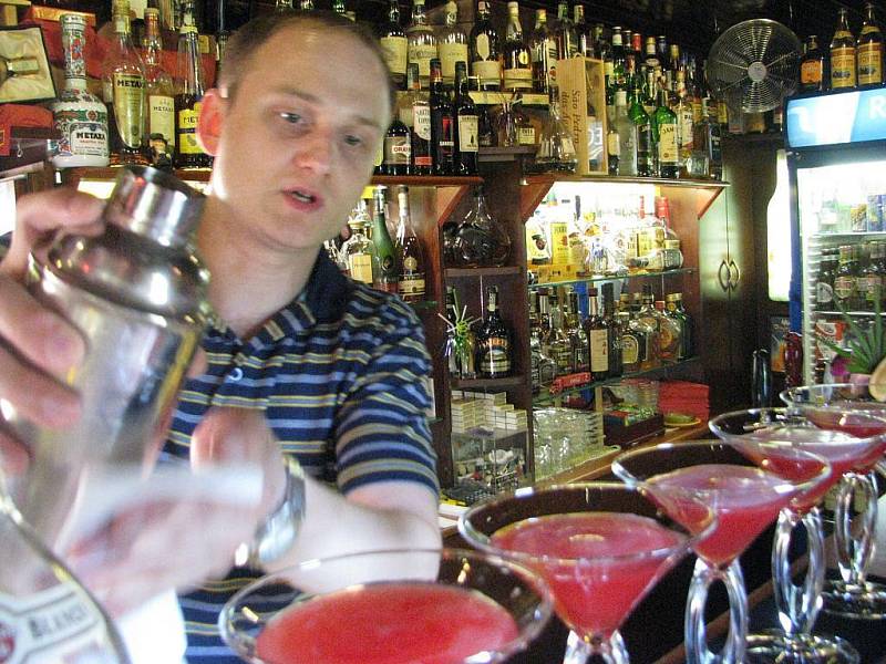 Barman Pavel Štrba z Frýdku-Místku vyhrál na soutěži v Praze. Přípravu vítězného nápoje nám předvedl i ve Frýdku-Místku.