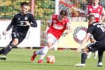 Třinečtí fotbalisté (v černém) těsně nestačili na Pardubice.