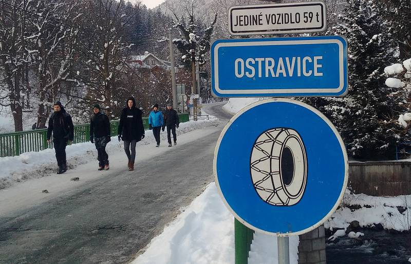 Takto vypadalo parkování v obci Ostravice pod Lysou horou  odpoledne o valentýnské únorové neděli.