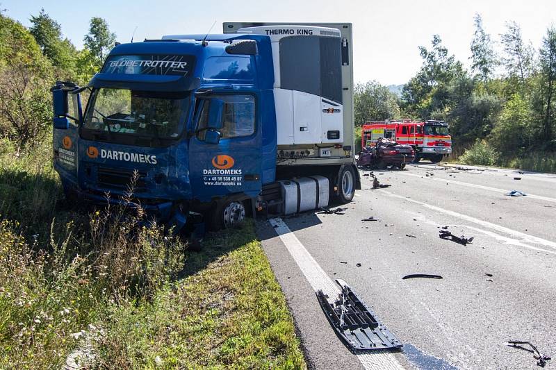 Tragická nehoda zastavila provoz na silnici u Rychaltic. Na místě zasahovaly i dvě jednotky hasičů. 