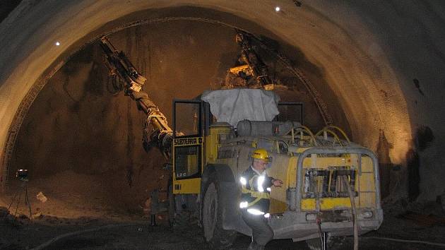 Ražení železničního tunelu v Mostech u Jablunkova.