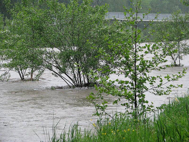 Během nedělních děšťů stoupla hladina řeky Ostravice ve Frýdku-Místku o několik desítek centimetrů.