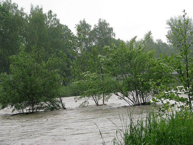 Během nedělních děšťů stoupla hladina řeky Ostravice ve Frýdku-Místku o několik desítek centimetrů.