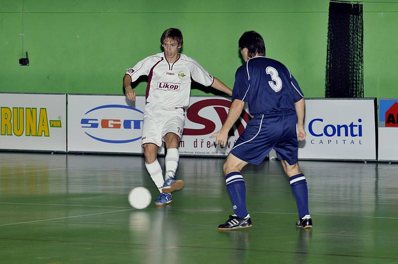 Třineckému Lukáši Rakowskému se snaží zabránit v rozehrávce hostující Kolínek.