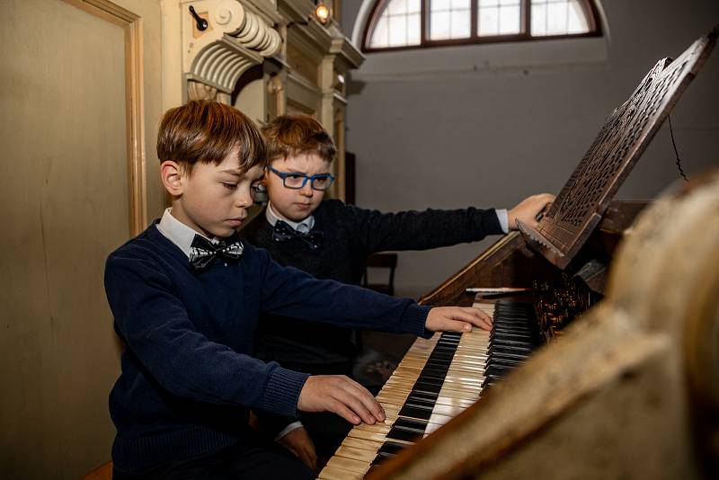 Sourozenci Štěpán Ponča a Dominik Ponča zahráli na varhany ve Farním kostele.