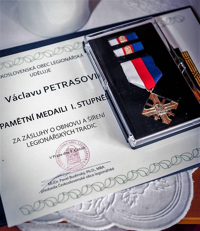 Brig. gen. v.v. Václav Kuchynka předal Pamětní medaili ČsOL I. stupně plk. v.v. Václavu Petrasovi v ÚVN v Praze ( vpravo manželka Věra Petrasová).