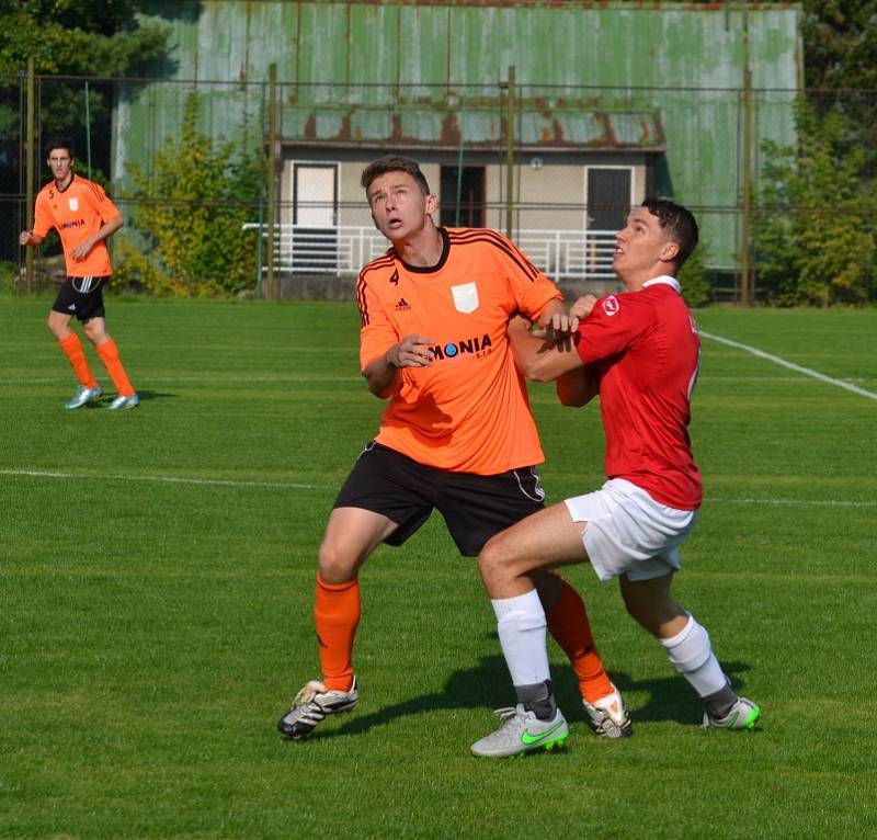 Přestřelka mezi domácí Lučinou (červené dresy) a béčkem petrovické Lokomotivy skončila lépe pro hráče v červených dresech, kteří zvítězili 3:2. 