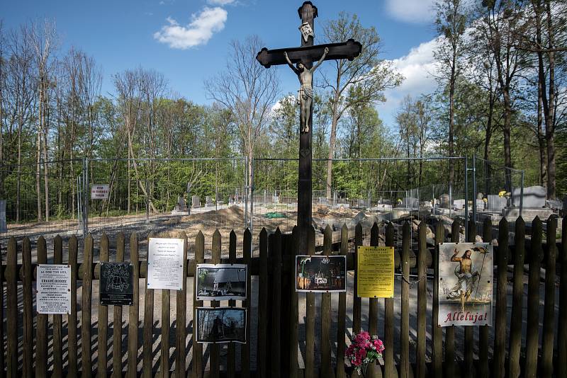 Vládní návštěva Moravskoslezského kraje, 25. dubna 2018 - zastávka v Gutech, u místa kde vyhořel Kostel Božího Těla. Premiéra Andreje Babiše a ministry společně s hejtmanem Ivo Vondrákem doprovázela i starostka Třince Věra Palkovská.