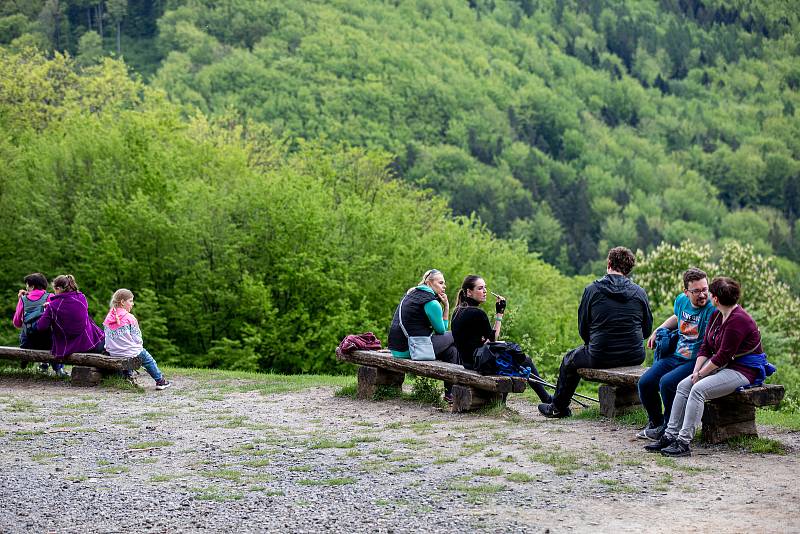 Pěkné počasí přilákalo do obory a na hrad Hukvaldy mnoho návštěvníků. Samotný hrad a jeho okolí využili i filmaři, kteří zde natáčeli historický film, 15. května 2021 Hukvaldy.