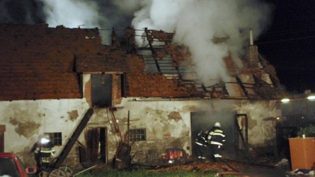 Pozar garaže v Třenovicích. Hasičům se podařilo od plamenů uchránit rodinný domek.