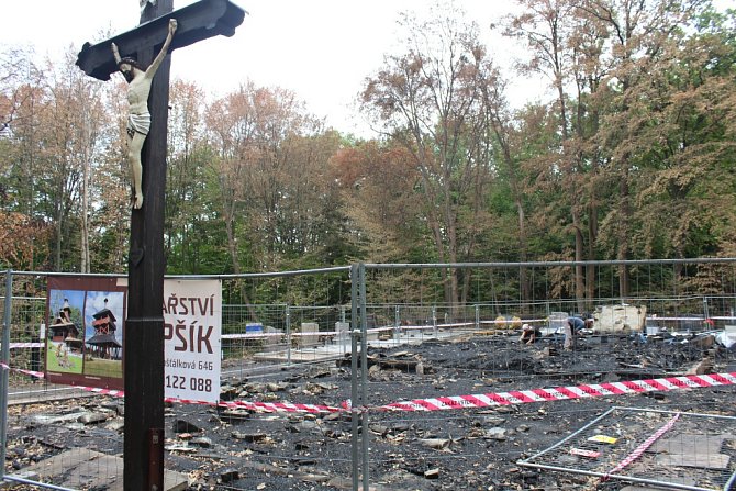 Práce na odklízení trosek vyhořelého kostela v Gutech. 