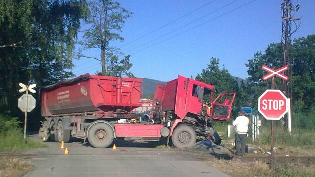 Nehoda nákladního automobilu s osobním vlakem mezi Ostravicí a Pržnem. 