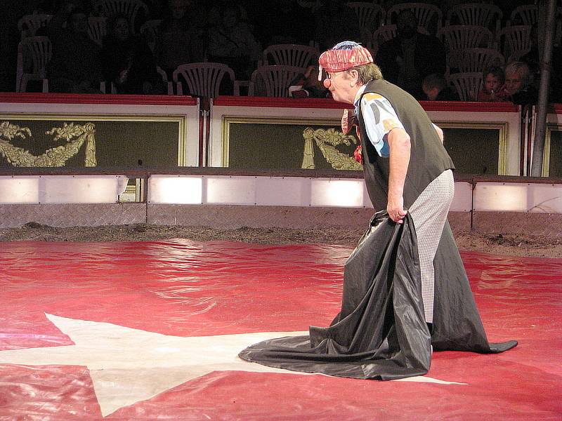 Cirkus Alex hostuje až do neděle ve Frýdku-Místku. Svůj stan rozbalil vedle stadionu TJ Slezan.