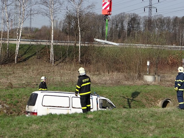 Dodávka plná knedlíků, určena k rozvozu do několika okolních jídelen, skončila v pondělí 22. dubna ráno nedaleko obce Staříč v místním potoce. 