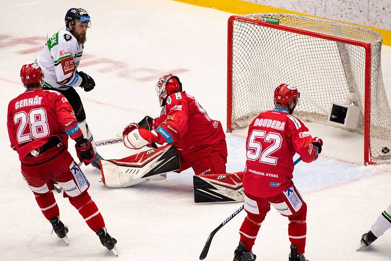 Utkání 2. kola semifinále play-off Generali České pojišťovny mezi HC Oceláři Třinec a BK Mladá Boleslav. 4. dubna 2021 v Třinci. Zleva Michal Trávníček, Ondřej Kacetl.