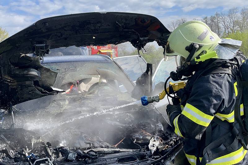 Dvě jednotky hasičů zasahovaly v sobotu 8. května krátce před 9. hodinou ranní u požáru osobního automobilu v Kunčičkách u Bašky.