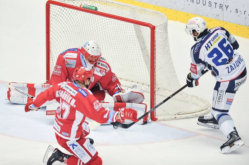 Utkání 14. kola hokejové extraligy: HC Oceláři Třinec vs. HC Kometa Group, 17. října 2017 v Třinci. (vprav) Zaťovič Martin proti Hrubec Simon.