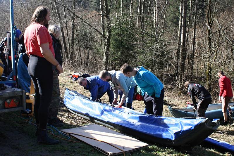 Několik stovek vodáků dorazilo v sobotu 30. března pod hráz vodní nádrže Šance, aby se zúčastnili březnového sjezdu řeky Ostravice.