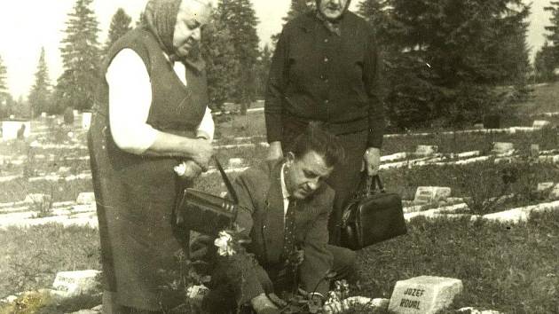 U hrobu rotmistra Josefa Kovala v Liptovském Mikuláši jsou zachyceni v roce 1960 jeho příbuzní – sestra Marie Tománková, Terezie Babicová společně s Pavlem Tománkem.
