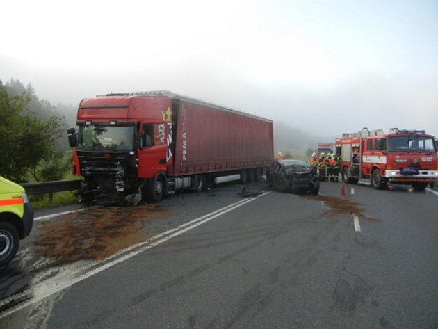Tragická srážka osobního automobilu s kamionem v Mostech u Jablunkova. 