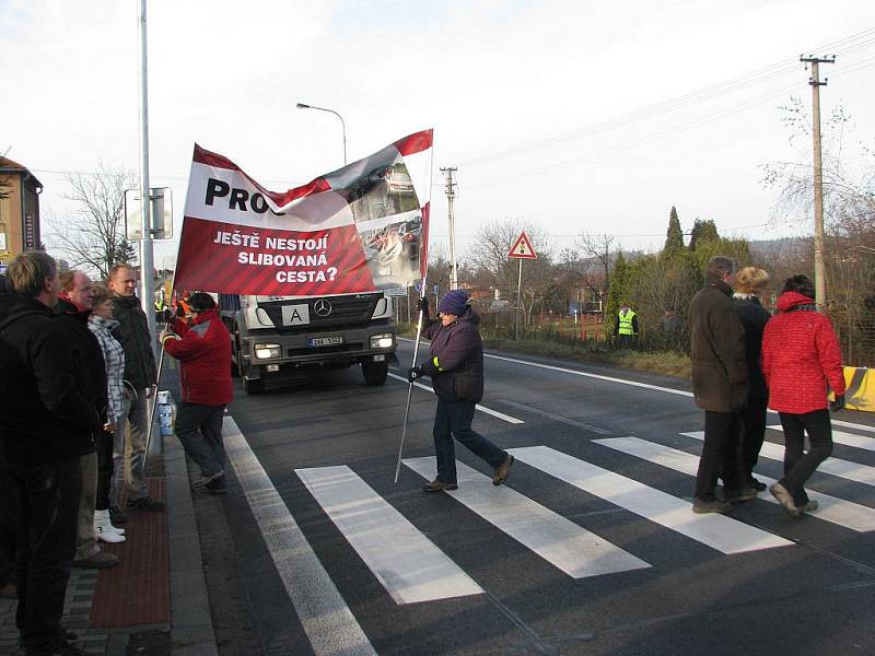 Třinec zažil ve čtvrtek odpoledne protestní akci za co nejrychlejší modernizaci hlavního tahu I/11. Poklidný happening měl desítky účastníků, lidé zpomalovali dopravu na přechodu před restaurací Zobawa. Objevily se i transparenty.