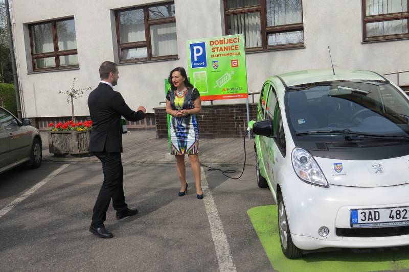 Úředníci třinecké radnice mohou k pracovním cestám využívat elektromobil. 