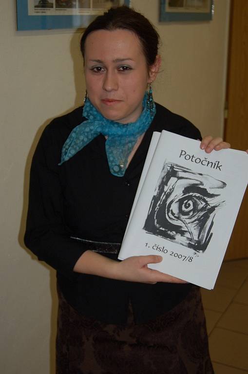 Na snímku je jedna z redaktorek Potočníku Pavlína Klaudová se zmíněným výtiskem časopisu.