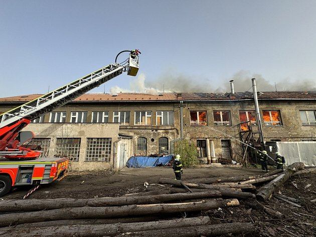 Požár pily ve Frýdlantu nad Ostravicí, hasiči vyhlásili druhý stupeň poplachu