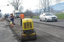 Rekonstrukce hlavního tahu I/11 začala v dubnu v Neborech (na snímku), od tohoto týdne se práce přesunou do úseku mezi areálem firmy Agricoop a oldřichovickou okružní křižovatkou.