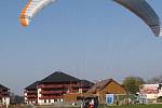 Dětský domov v Čeladné byl jedním z bodů trasy, na kterou se vydal Miroslav Oros. Ten by rád překonal celosvětový rekord v letu na motorovém paraglidu – 9 000 kilometrů za 90 dní.