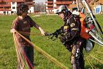 Dětský domov v Čeladné byl jedním z bodů trasy, na kterou se vydal Miroslav Oros. Ten by rád překonal celosvětový rekord v letu na motorovém paraglidu – 9 000 kilometrů za 90 dní.