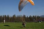 Dětský domov v Čeladné byl jedním z bodů trasy, na kterou se vydal Miroslav Oros. Ten by rád překonal celosvětový rekord v letu na motorovém paraglidu – 9 000 kilometrů za 90 dní.