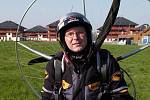 Dětský domov v Čeladné byl jedním z bodů trasy, na kterou se vydal Miroslav Oros. Ten by rád překonal celosvětový rekord v letu na motorovém paraglidu – 9 000 kilometrů za 90 dní.