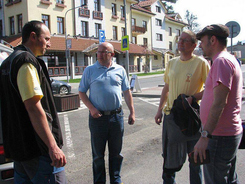 Dětský domov v Čeladné byl jedním z bodů trasy, na kterou se vydal Miroslav Oros. Ten by rád překonal celosvětový rekord v letu na motorovém paraglidu – 9 000 kilometrů za 90 dní.