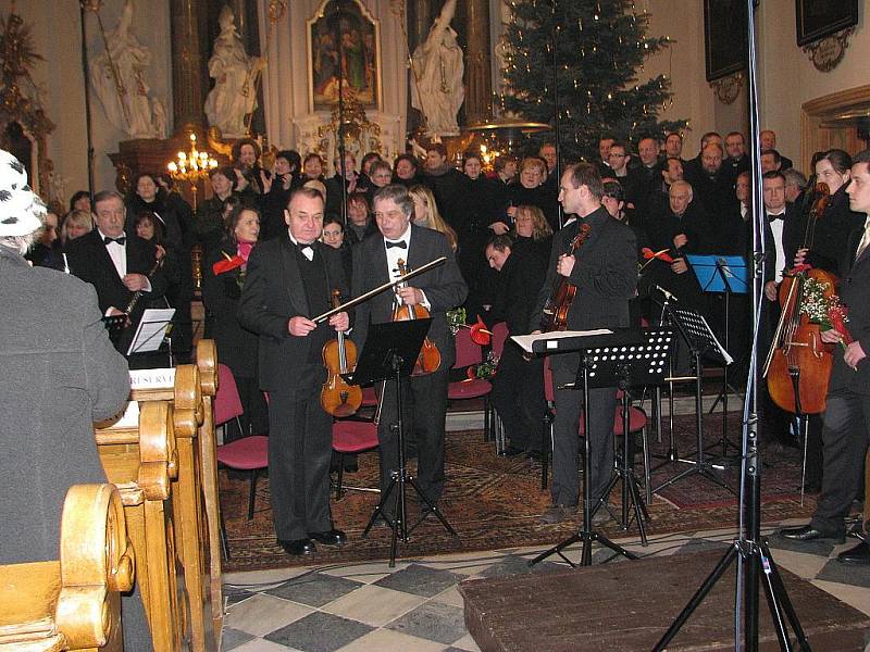 Mimořádným úspěchem skončil sobotní absolventský koncert v kostele svatého Jana a Pavla v Místku. 