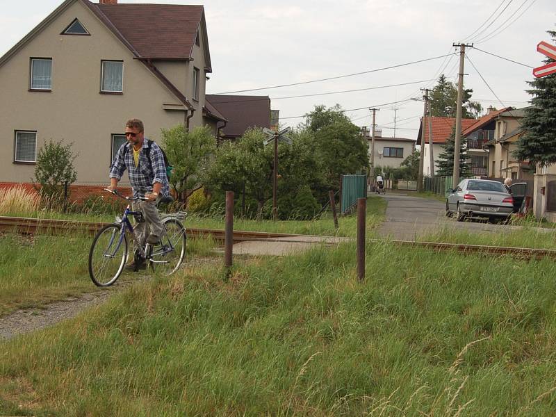 Cyklista projíždí místem, v němž má v Dobré vzniknout čtyřmetrová zeď.