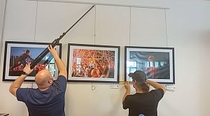 Příprava instalace fotek pro výstavu v knihovně FM, duben 2024.