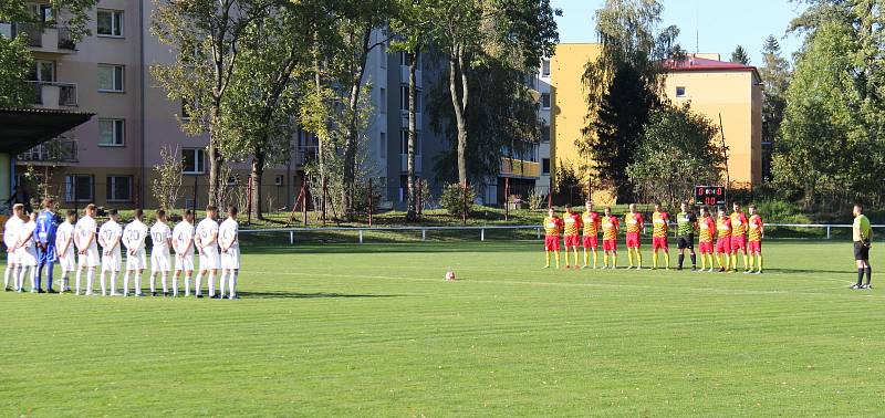 Fotbalisté divizního Frýdlantu nad Ostravicí (žluto-červené dresy) zvítězili v domácím prostředí nad karvinským B týmem 1:0.