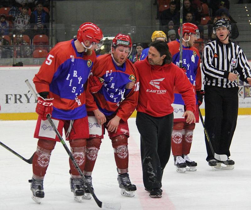 V závěrečném střetnutí základní části porazili hokejisté Frýdku-Místku (modročervené dresy) na domácím ledě Břeclav 8:2.